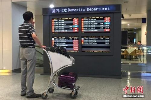 7月20日暴雨導(dǎo)致首都機(jī)場(chǎng)航班大面積取消延誤,航班流控嚴(yán)重。 7月20日暴雨導(dǎo)致首都機(jī)場(chǎng)航班大面積取消延誤,航班流控嚴(yán)重。