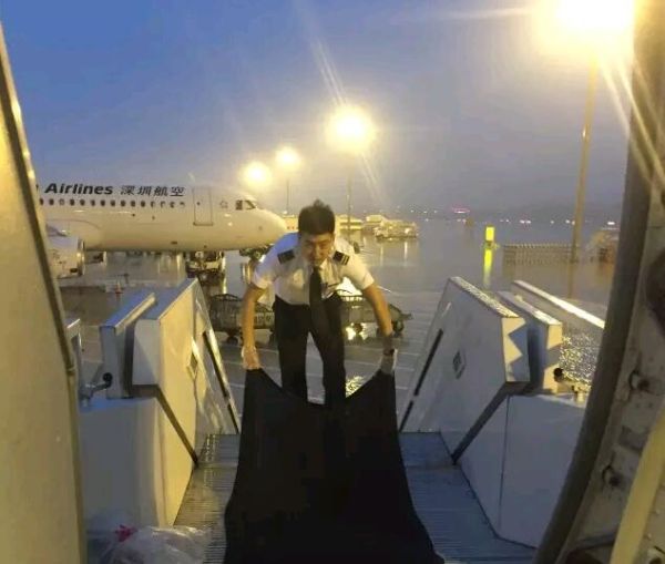 風再大雨再急,不忘旅客安全與舒適!這就是民航人 風再大雨再急,不忘旅客安全與舒適!這就是民航人