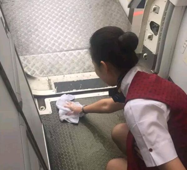 風再大雨再急,不忘旅客安全與舒適!這就是民航人 風再大雨再急,不忘旅客安全與舒適!這就是民航人