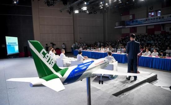 國產(chǎn)大飛機機組亮相 致謝首飛當天被滯留乘客417530_ 國產(chǎn)大飛機機組亮相 致謝首飛當天被滯留乘客